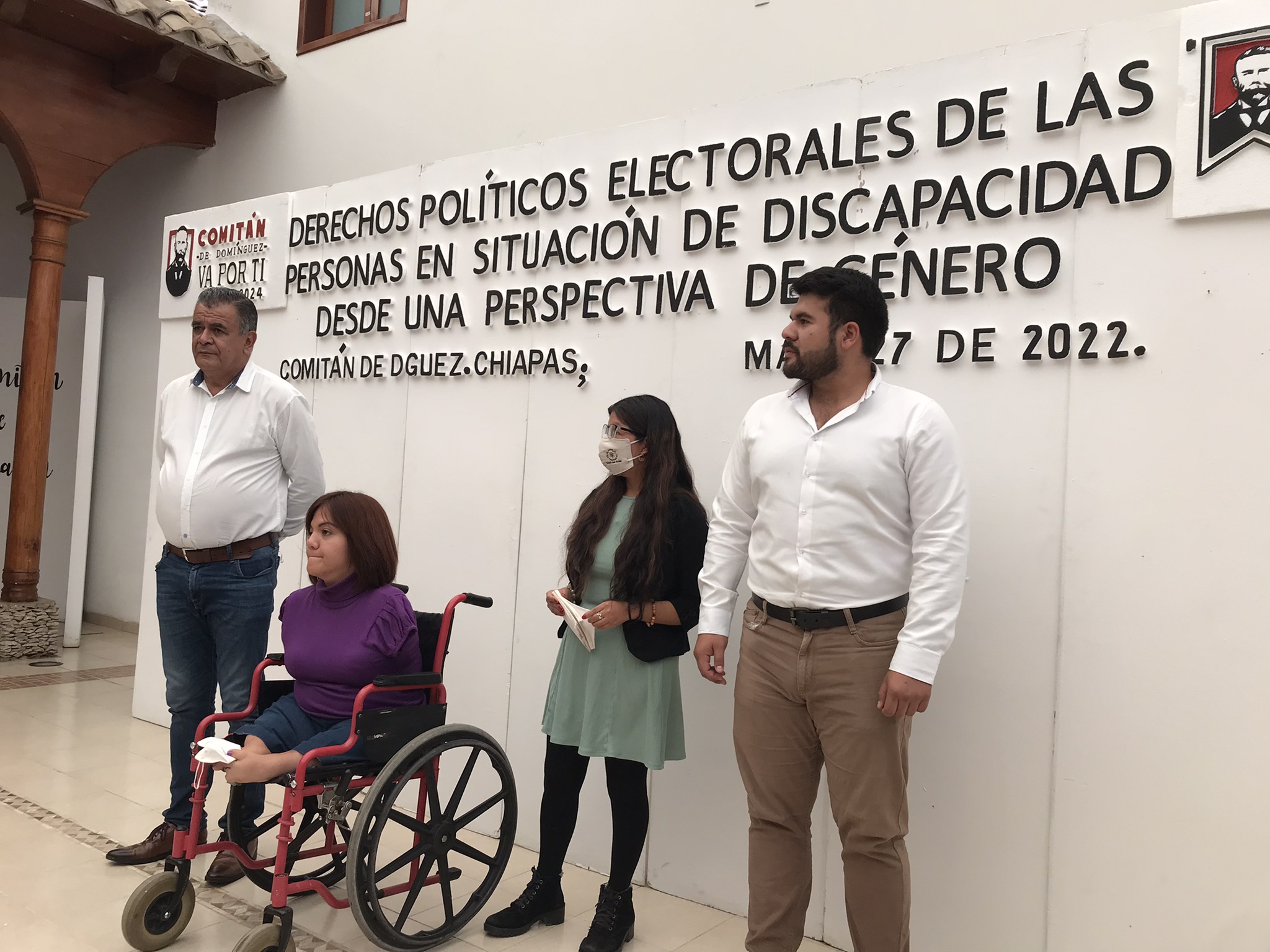 mujer-en-silla-de-ruedas-junto-con-tres-personas-en-acto-politico