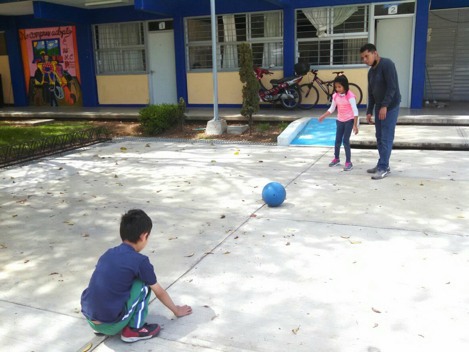 Instructor entrena a niños ciegos con pelota llena de cascabeles (goalball)